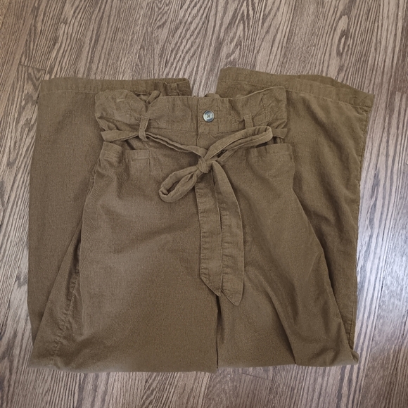 American Eagle, light weight, cropped corduroy Wide legged pants, size small - Picture 2 of 11